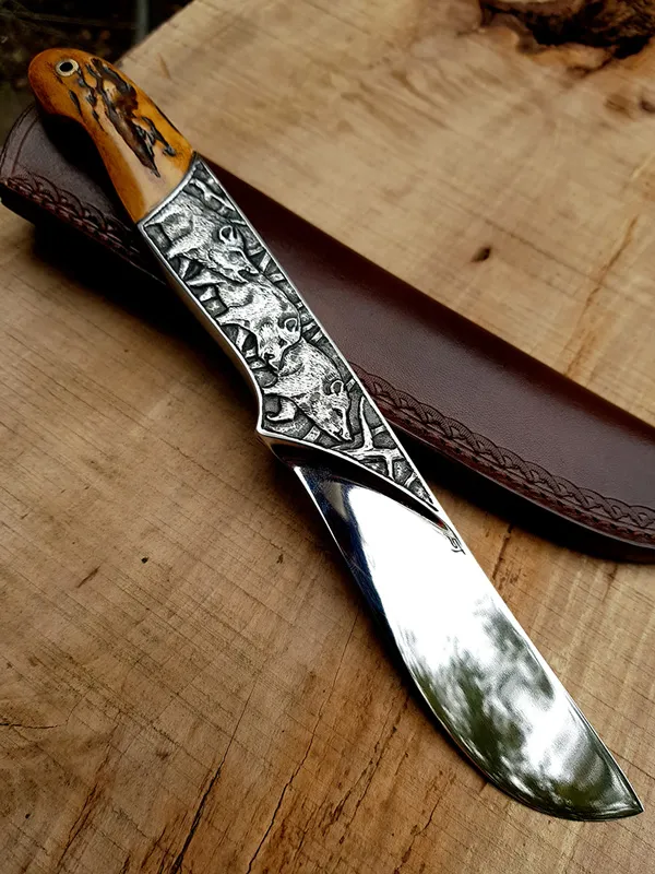 Lovački nož sa braon koricama